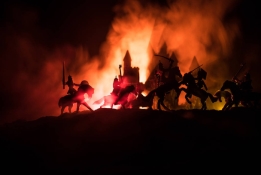 Середньовічні бойові сцени з кавалерією і піхотою. Силуети фігур як окремих об'єктів, боротьба між воїнами на темному тоновані Туманний фон з середньовічним замком. - Фото, зображення
